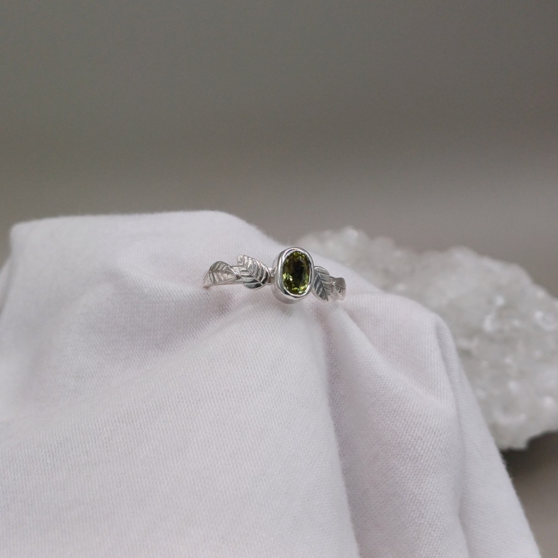 Nature Details - Örökzöld lehellet - kézzel vésett ezüst gyűrű peridottal - ékszer - gyűrű - szoliter gyűrű - Meska.hu