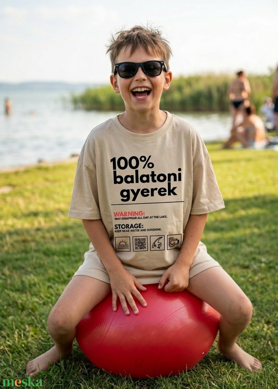 Balatoni gyerek feliratos label grafikás póló, gyerek és felnőtt változat is - ruha & divat - férfi ruha - póló - Meska.hu