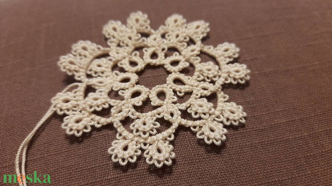 Momo frivolitás/hajós csipke lógó karácsonyfadísz - karácsony - karácsonyi lakásdekoráció - karácsonyfadíszek - Meska.hu