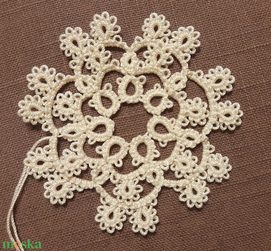 Momo frivolitás/hajós csipke lógó karácsonyfadísz - karácsony - karácsonyi lakásdekoráció - karácsonyfadíszek - Meska.hu