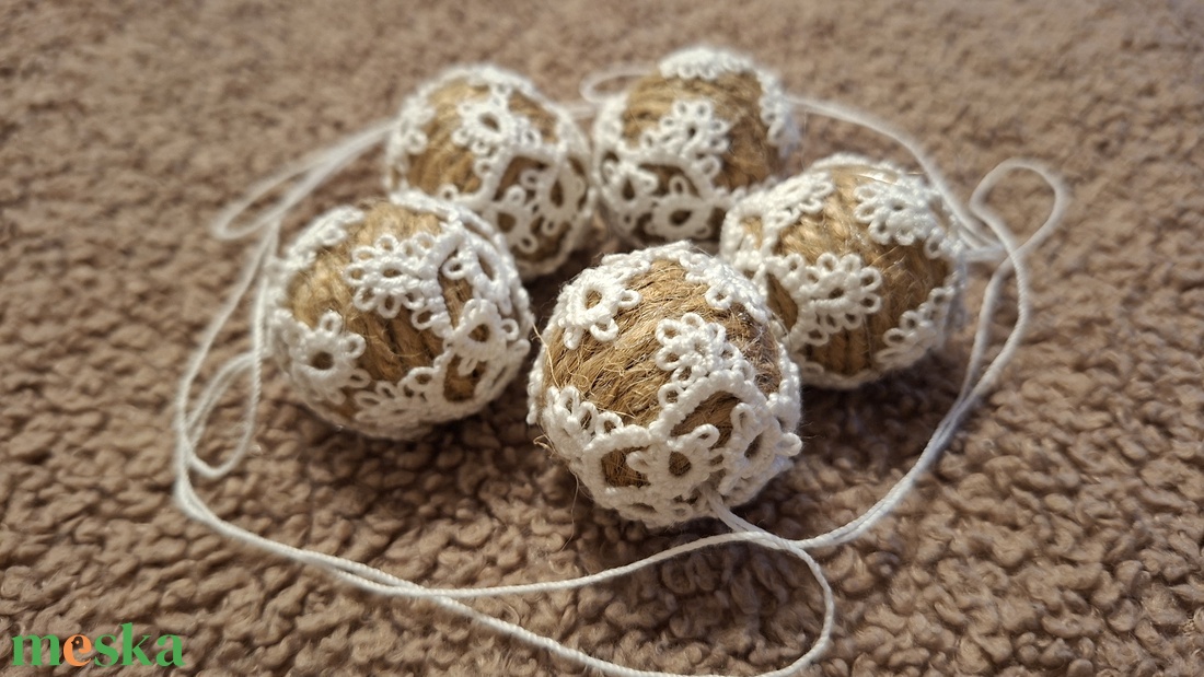 Karácsonyi lógó csipkés gömb - karácsony - karácsonyi lakásdekoráció - karácsonyi lakásdíszek - Meska.hu