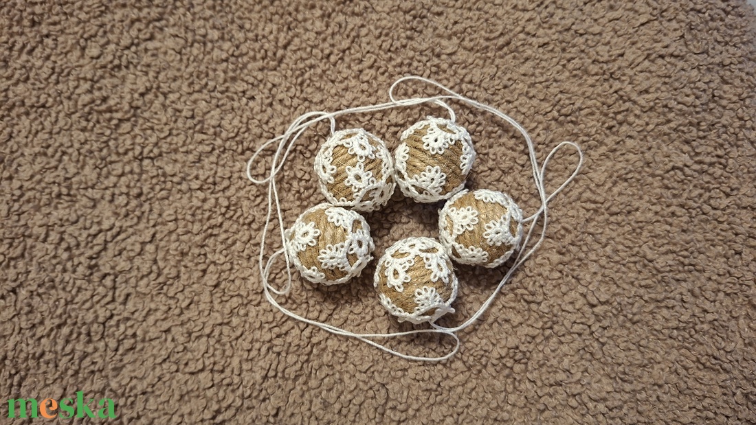 Karácsonyi lógó csipkés gömb - karácsony - karácsonyi lakásdekoráció - karácsonyi lakásdíszek - Meska.hu
