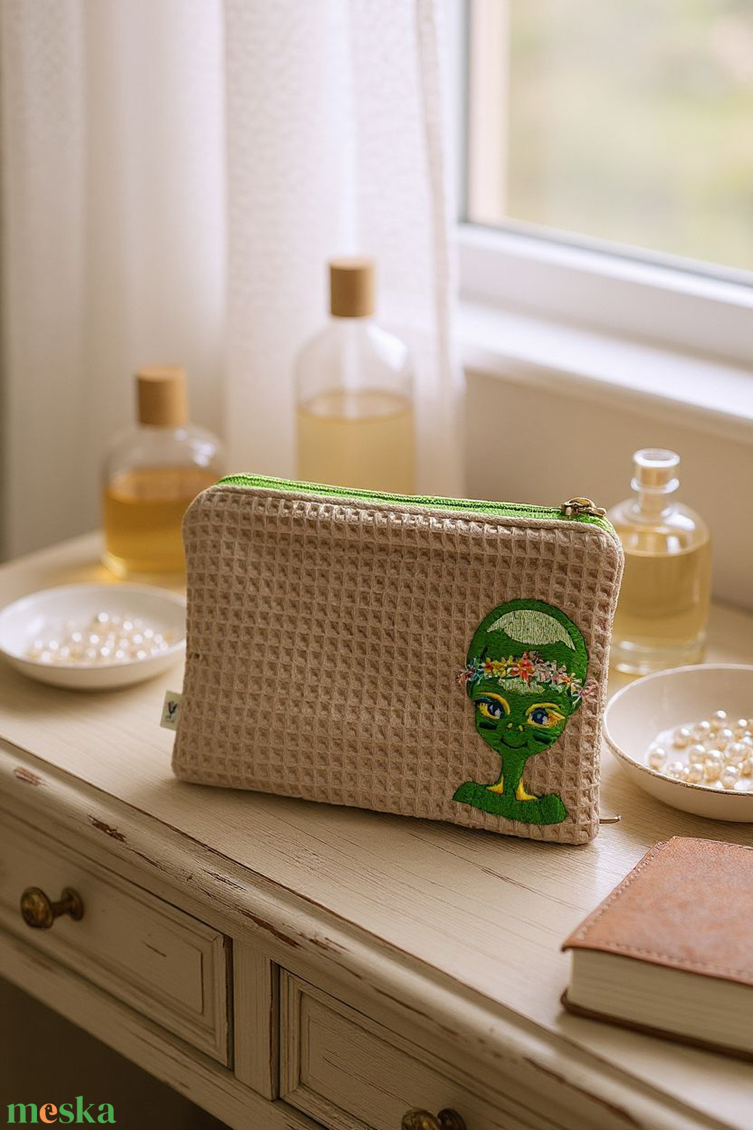 Űrlényes, fura, vidám, hímzett, különleges neszeszer - táska & tok - neszesszer - Meska.hu