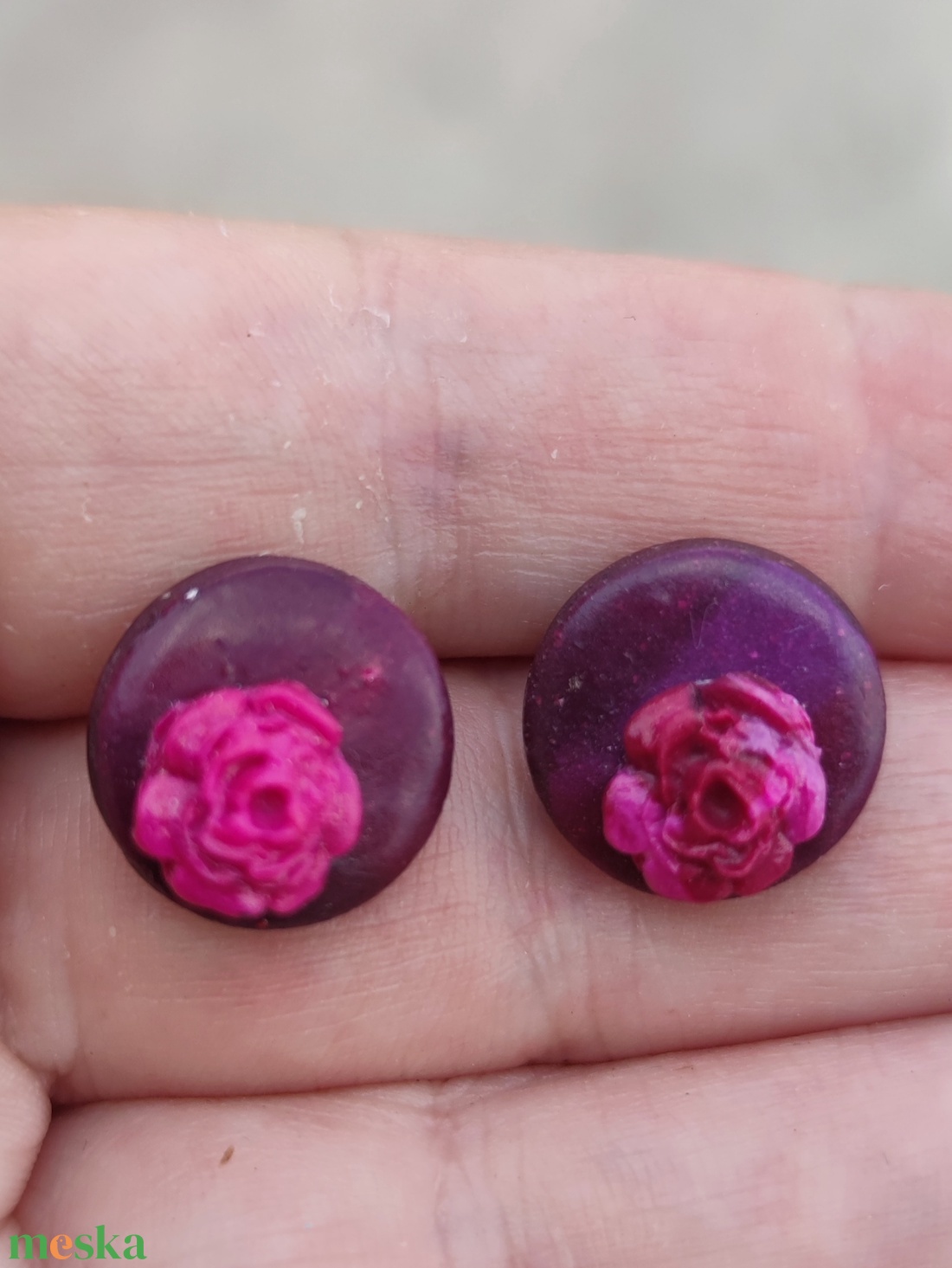 Málna színű virágokkal díszített bordó színű pont fülbevaló - ékszer - fülbevaló - pötty fülbevaló - Meska.hu