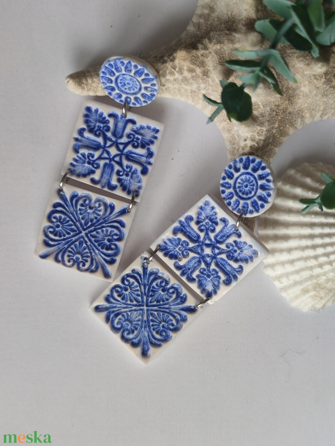 Kék és fehér csempemintás fülbevalók - ékszer - fülbevaló - lógó fülbevaló - Meska.hu