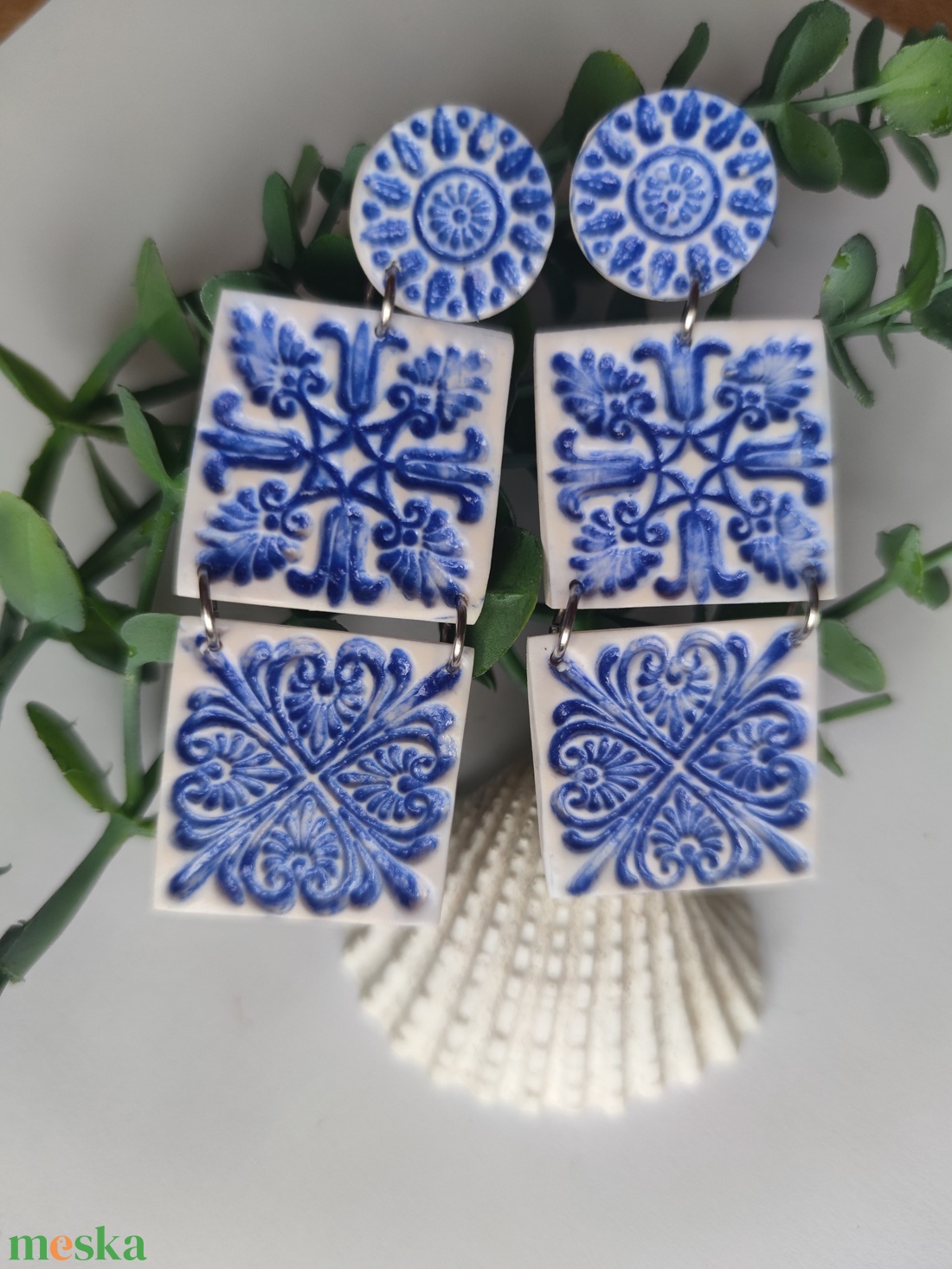 Kék és fehér csempemintás fülbevalók - ékszer - fülbevaló - lógó fülbevaló - Meska.hu