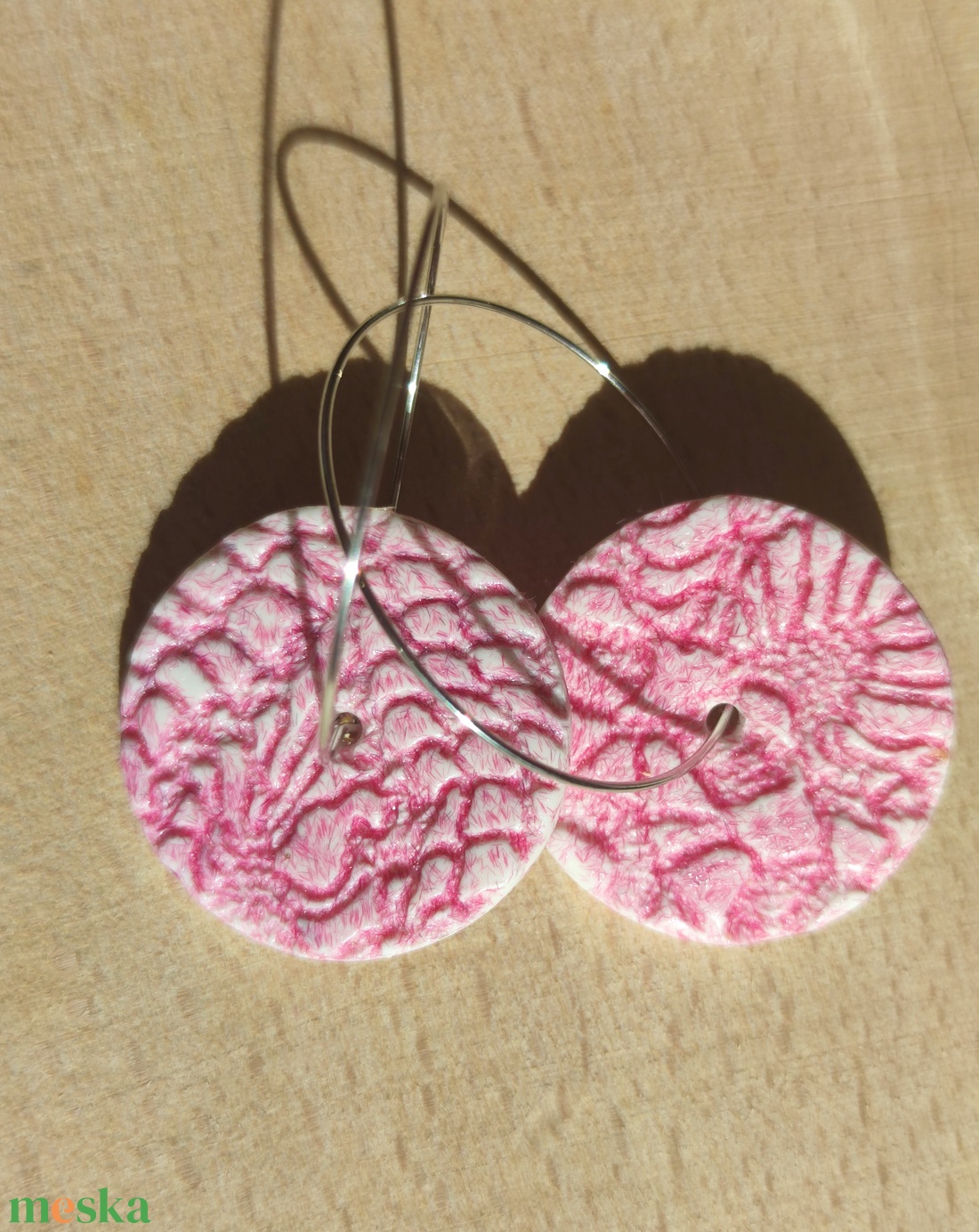 Fehér alapú csipke mintás fülbevaló pink színű bársonyporral díszítve  - ékszer - fülbevaló - lógó fülbevaló - Meska.hu