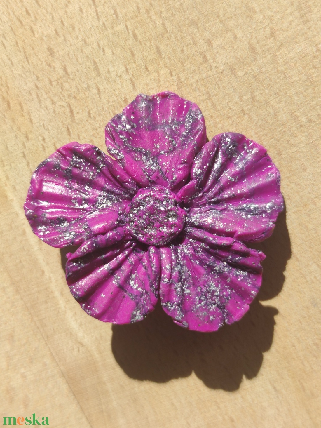 Sötét magenta színű, ezüsttel díszített, öt szirmú virág alakú bross - ékszer - kitűző és bross - kitűző - Meska.hu Sötét magenta színű, ezüsttel díszített, öt szirmú virág alakú bross - ékszer - kitűző és bross - kitűző - Meska.hu