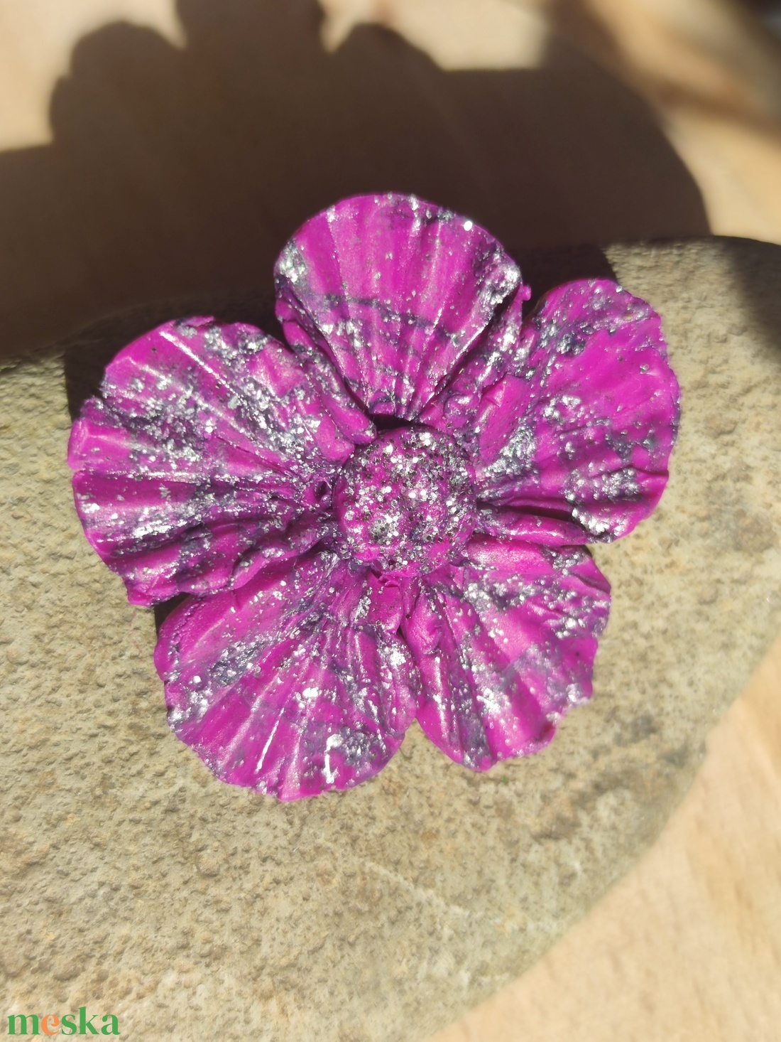 Sötét magenta színű, ezüsttel díszített, öt szirmú virág alakú bross - ékszer - kitűző és bross - kitűző - Meska.hu Sötét magenta színű, ezüsttel díszített, öt szirmú virág alakú bross - ékszer - kitűző és bross - kitűző - Meska.hu