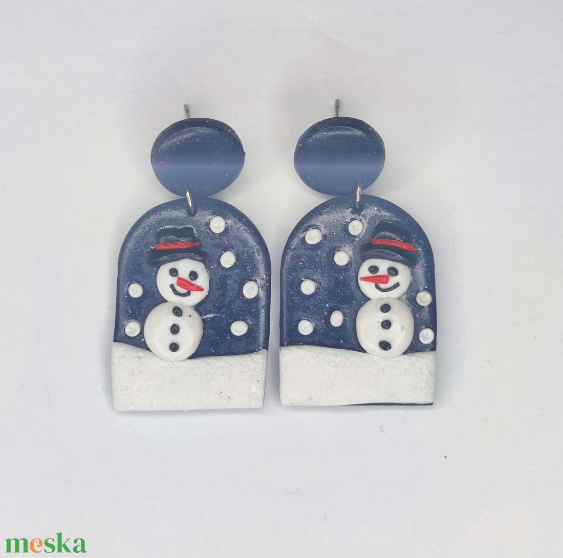 Hóember figurával díszített, csillogó sötétkék fülbevaló - ékszer - fülbevaló - lógó fülbevaló - Meska.hu
