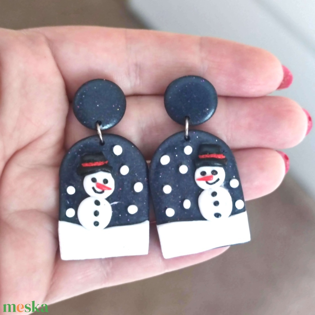 Hóember figurával díszített, csillogó sötétkék fülbevaló - ékszer - fülbevaló - lógó fülbevaló - Meska.hu