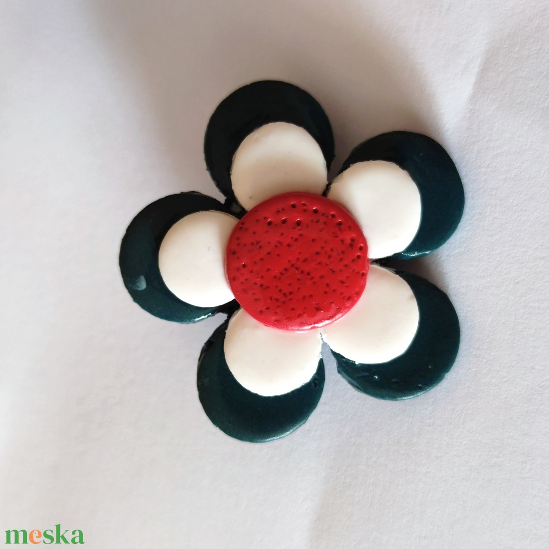 Kokárda kicsit másként- virág alakú, polimer gyurmából készült - ékszer - kitűző és bross - Meska.hu