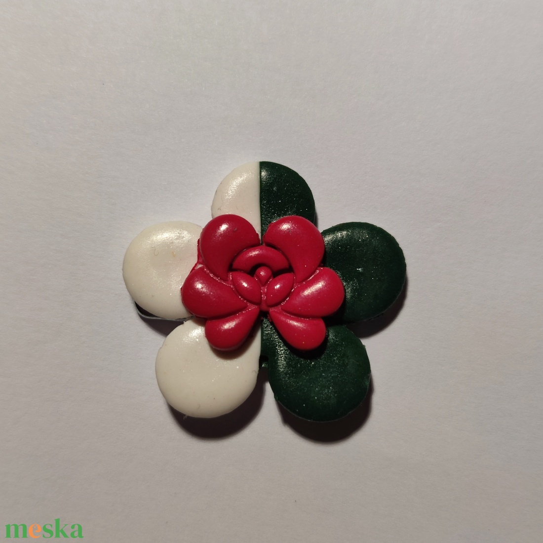 Kokárda kicsit másként- virág alakú,, matyó stílusú virággal díszített, polimer gyurmából készült - ékszer - kitűző és bross - Meska.hu