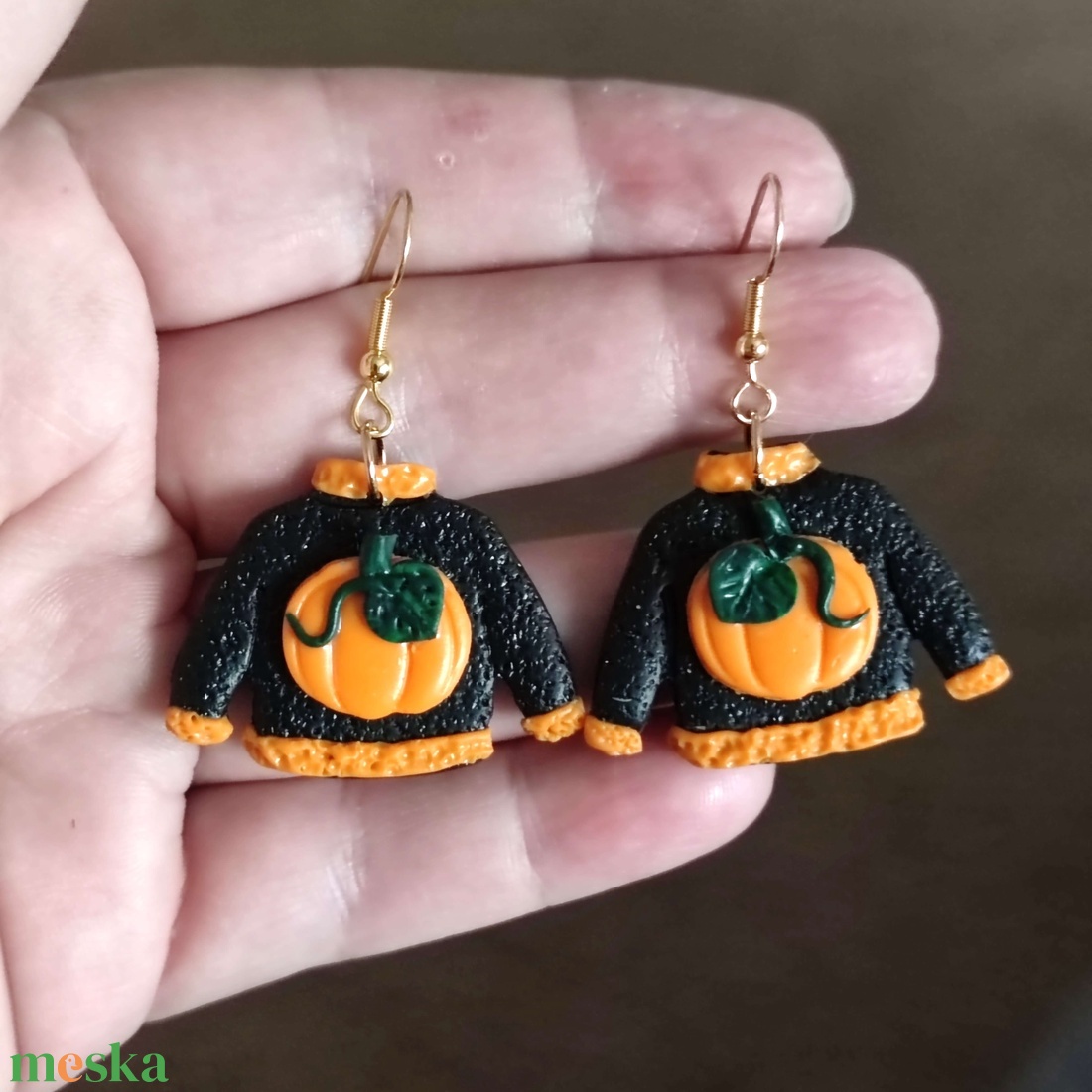 Pulóver formájú, fekete fülbevaló halloween tök díszítéssel - ékszer - fülbevaló - lógó fülbevaló - Meska.hu