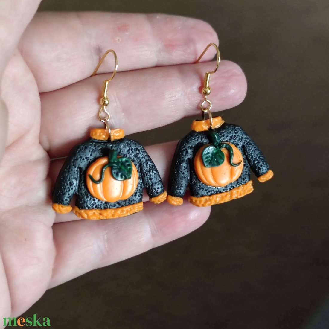 Pulóver formájú, fekete fülbevaló halloween tök díszítéssel - ékszer - fülbevaló - lógó fülbevaló - Meska.hu