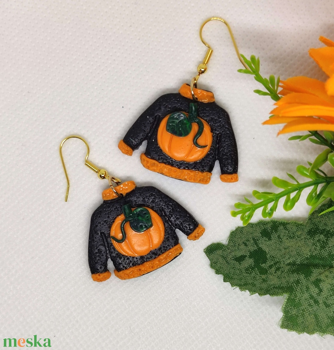 Pulóver formájú, fekete fülbevaló halloween tök díszítéssel - ékszer - fülbevaló - lógó fülbevaló - Meska.hu