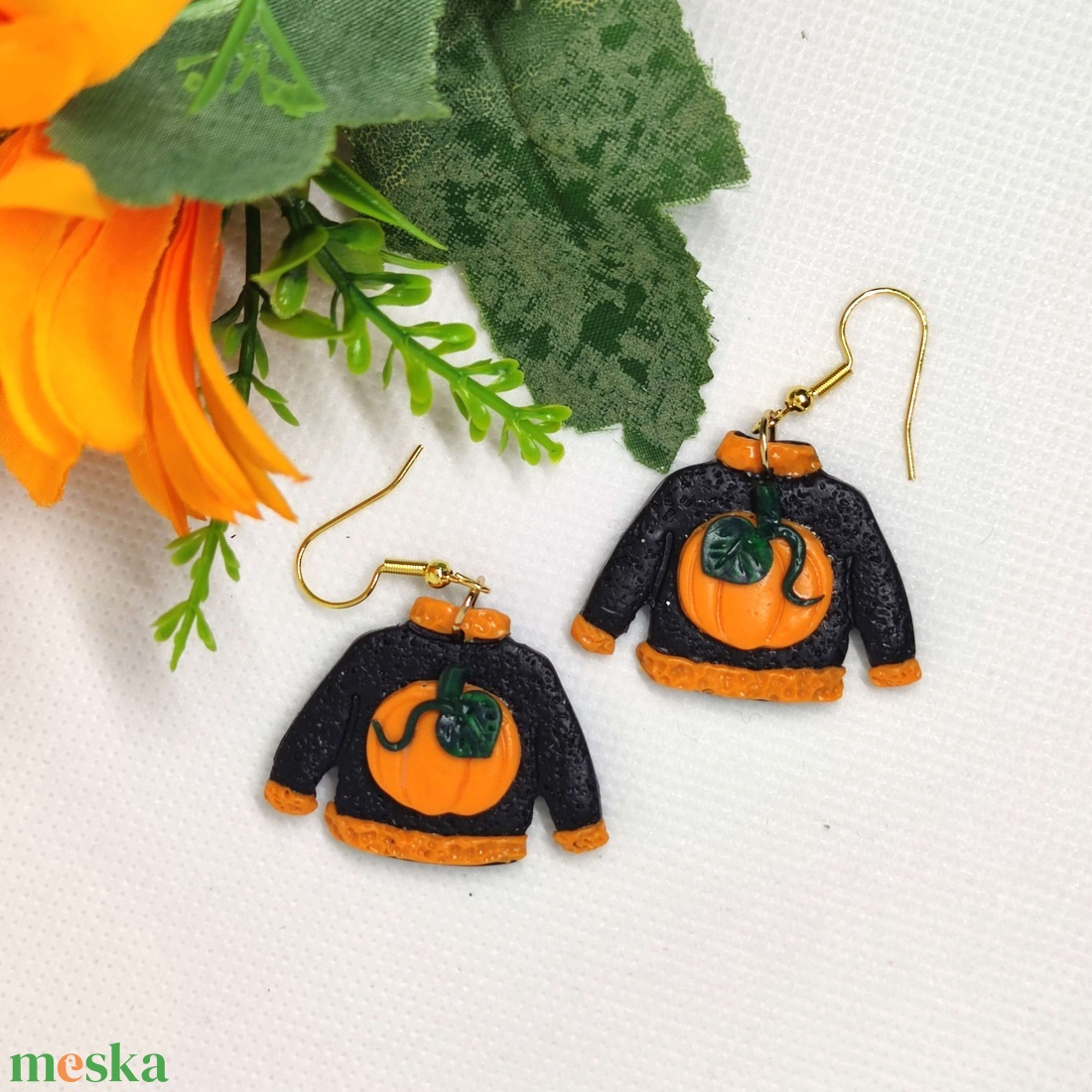 Pulóver formájú, fekete fülbevaló halloween tök díszítéssel - ékszer - fülbevaló - lógó fülbevaló - Meska.hu