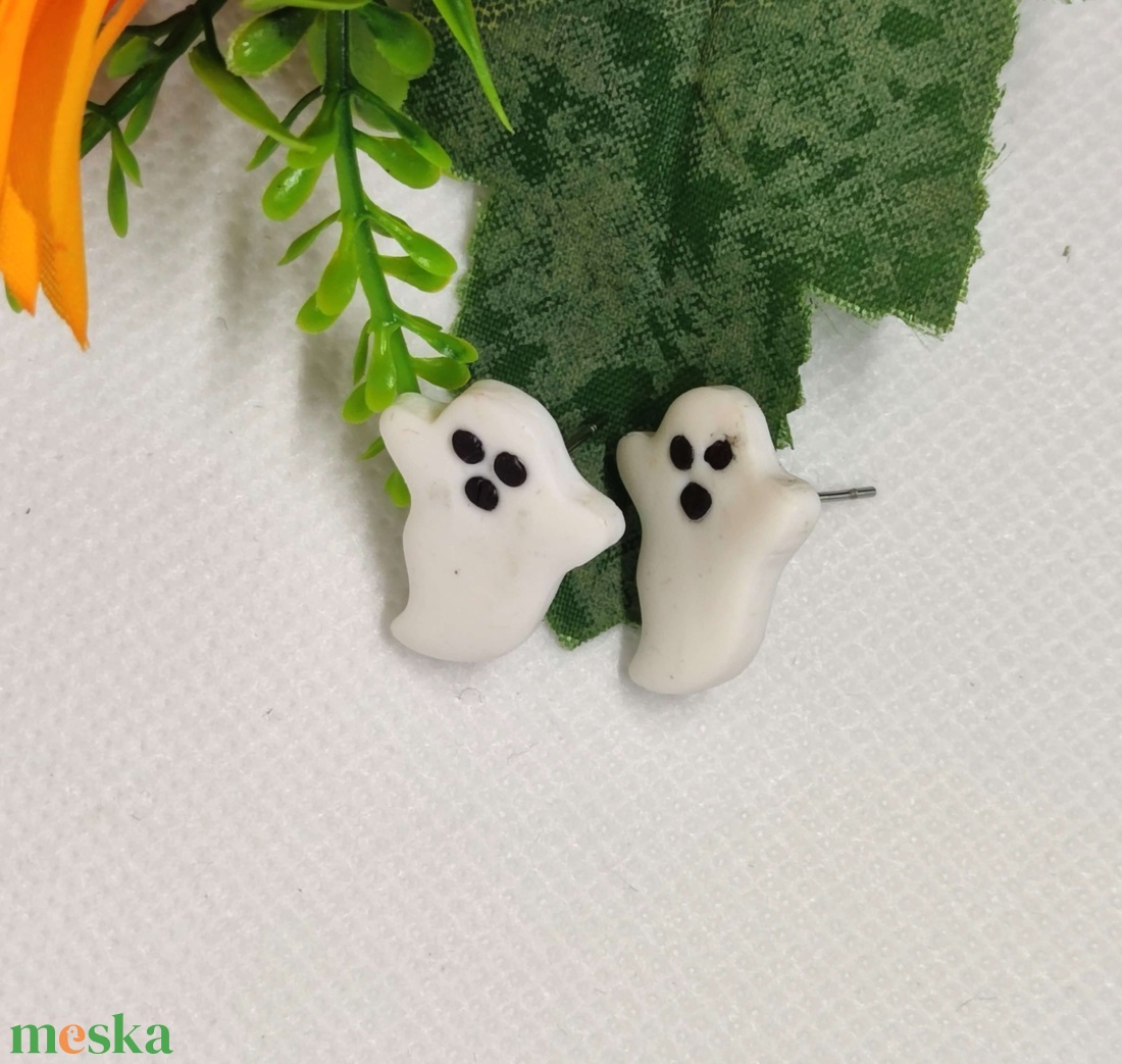 Apró szellem bedugós fülbevaló - Halloween különlegesség - ékszer - fülbevaló - pötty fülbevaló - Meska.hu Apró szellem bedugós fülbevaló - Halloween különlegesség - ékszer - fülbevaló - pötty fülbevaló - Meska.hu