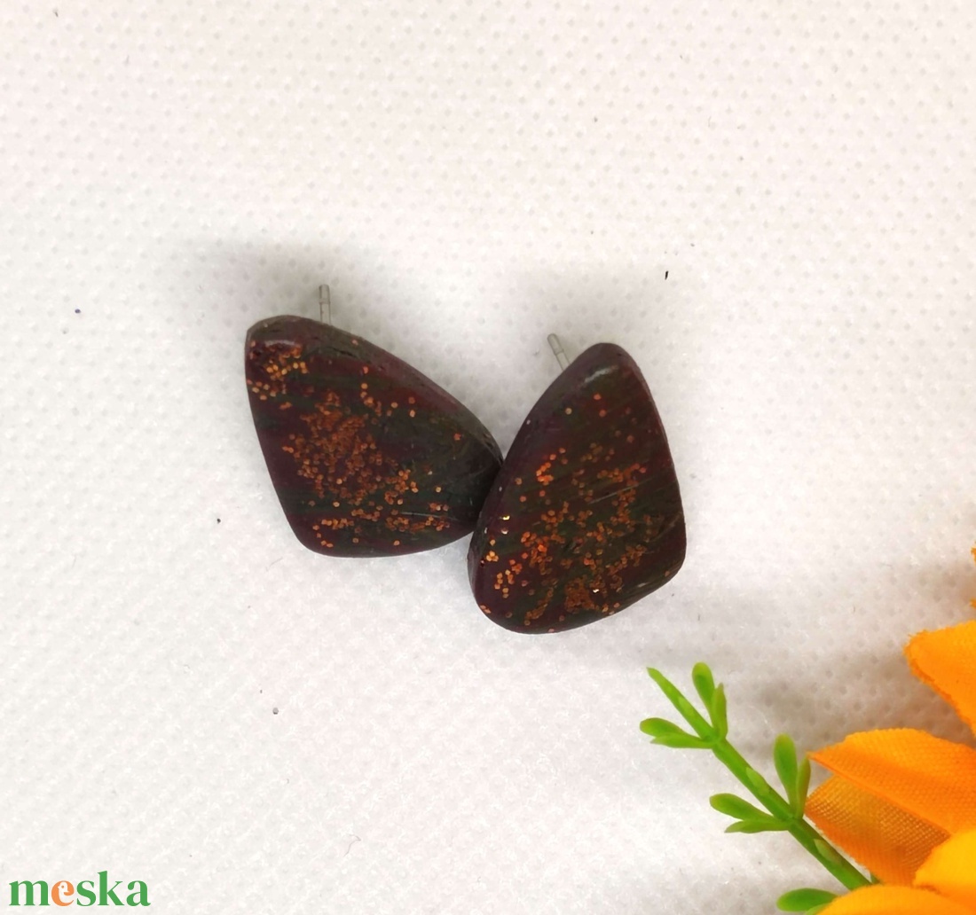 Csillogó bronz vese alakú bedugós fülbevaló - modern elegancia - ékszer - fülbevaló - pötty fülbevaló - Meska.hu