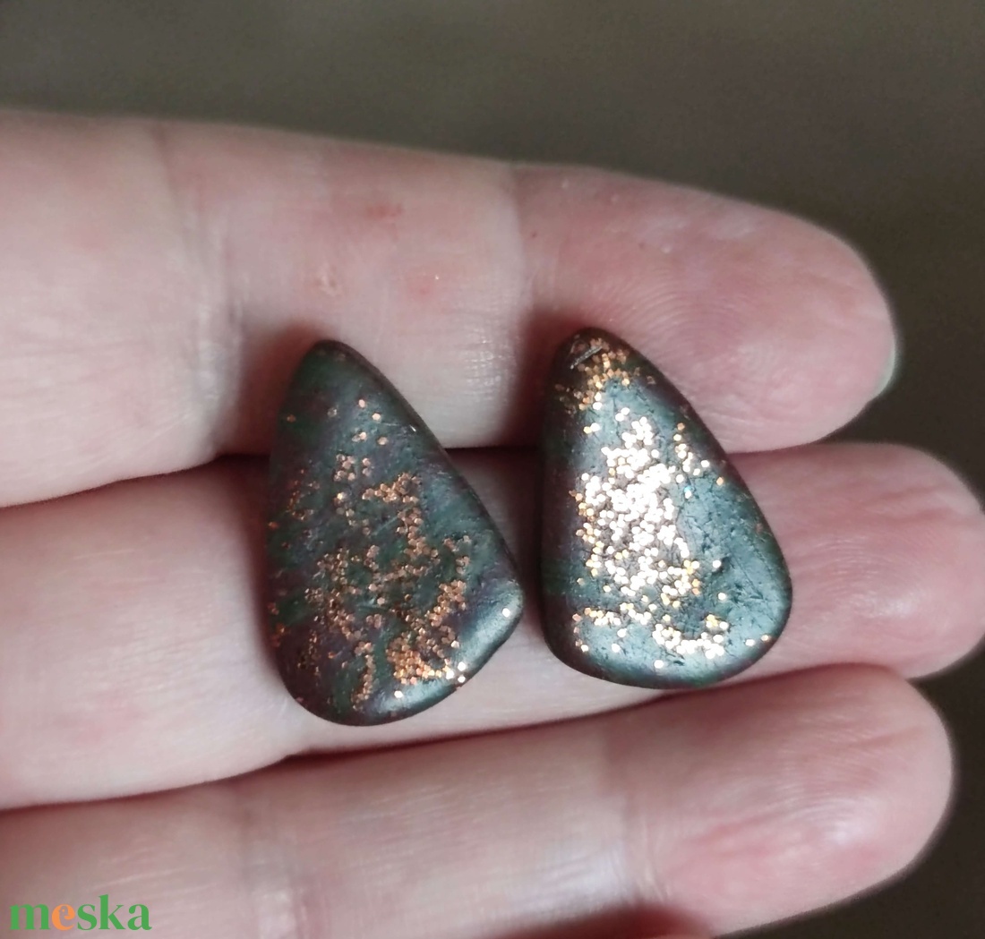 Csillogó bronz vese alakú bedugós fülbevaló - modern elegancia - ékszer - fülbevaló - pötty fülbevaló - Meska.hu