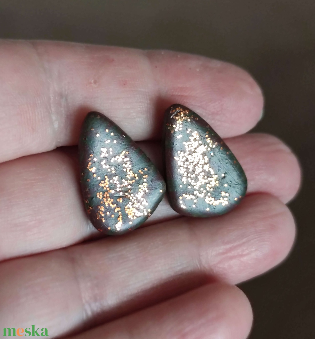 Csillogó bronz vese alakú bedugós fülbevaló - modern elegancia - ékszer - fülbevaló - pötty fülbevaló - Meska.hu