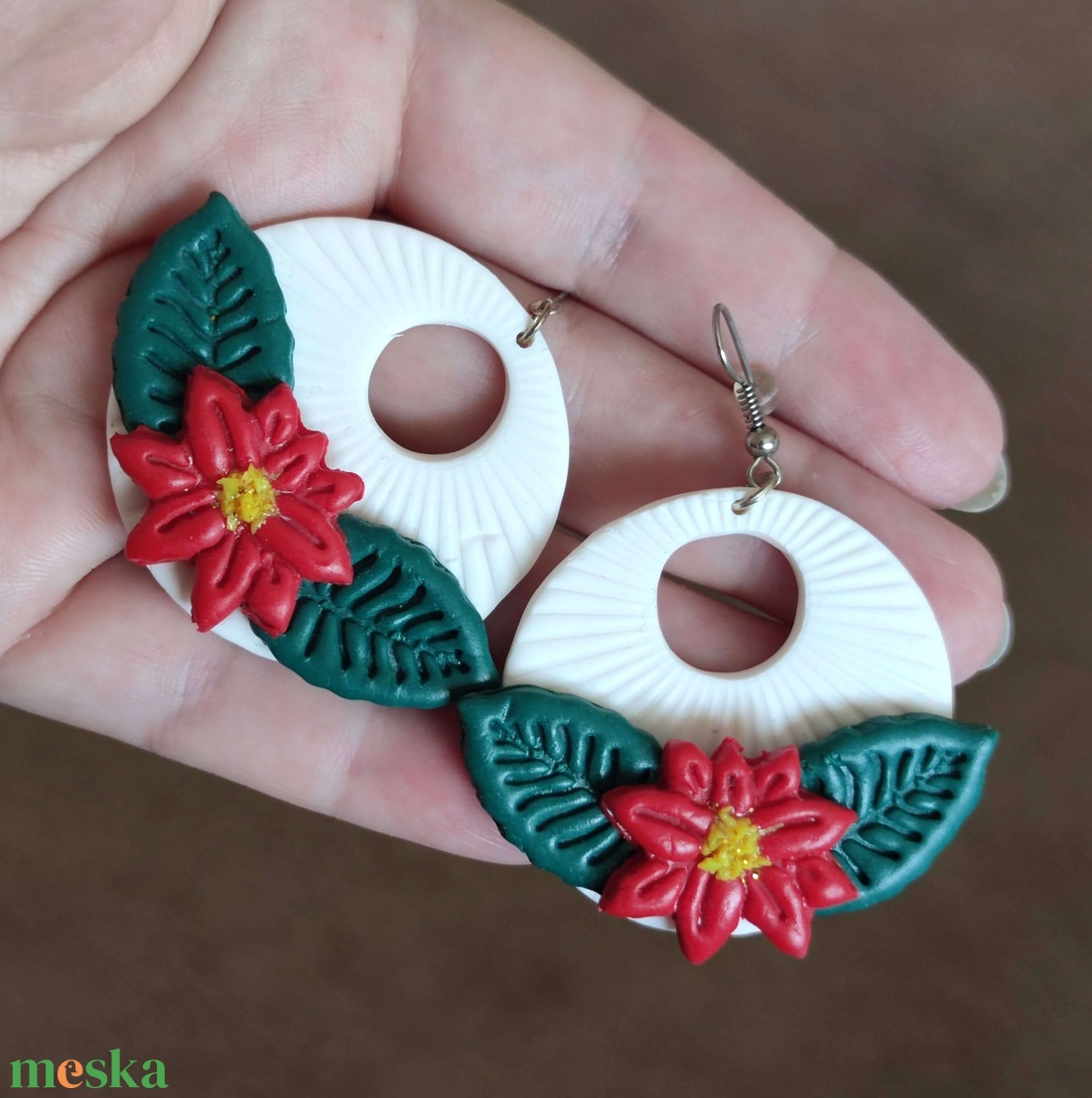 Mikulásvirággal díszített fehér kör fülbevaló - ékszer - fülbevaló - lógós kerek fülbevaló - Meska.hu