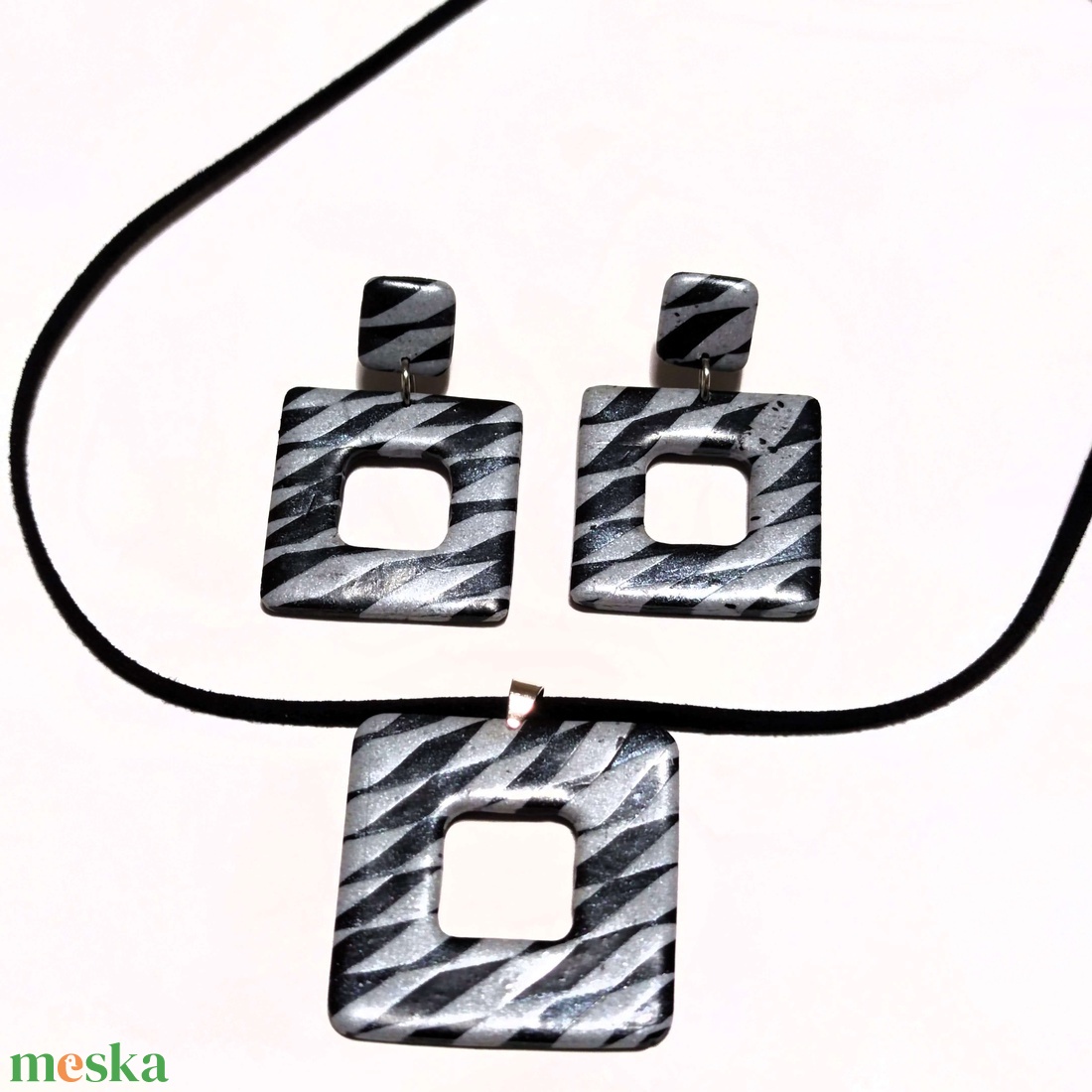 Monokróm elegancia fekete-szürke geometrikus fülbevaló - ékszer - fülbevaló - lógó fülbevaló - Meska.hu Monokróm elegancia fekete-szürke geometrikus fülbevaló - ékszer - fülbevaló - lógó fülbevaló - Meska.hu