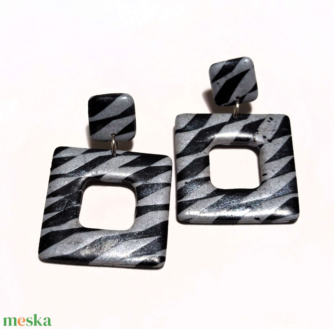 Monokróm elegancia fekete-szürke geometrikus fülbevaló - ékszer - fülbevaló - lógó fülbevaló - Meska.hu Monokróm elegancia fekete-szürke geometrikus fülbevaló - ékszer - fülbevaló - lógó fülbevaló - Meska.hu