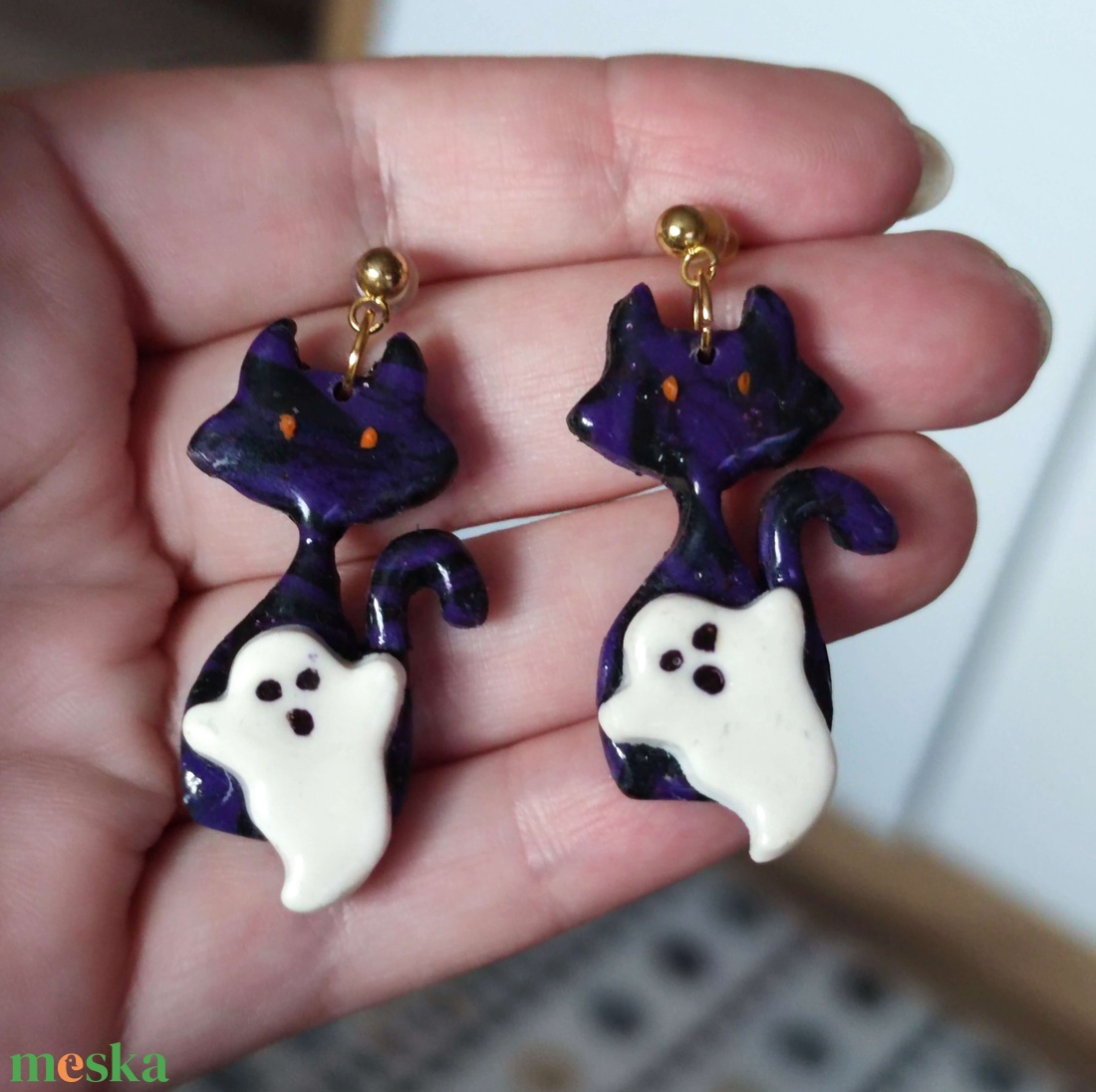 Boszimacsek szellemmel - fülbevaló Halloweenre - ékszer - fülbevaló - lógó fülbevaló - Meska.hu Boszimacsek szellemmel - fülbevaló Halloweenre - ékszer - fülbevaló - lógó fülbevaló - Meska.hu
