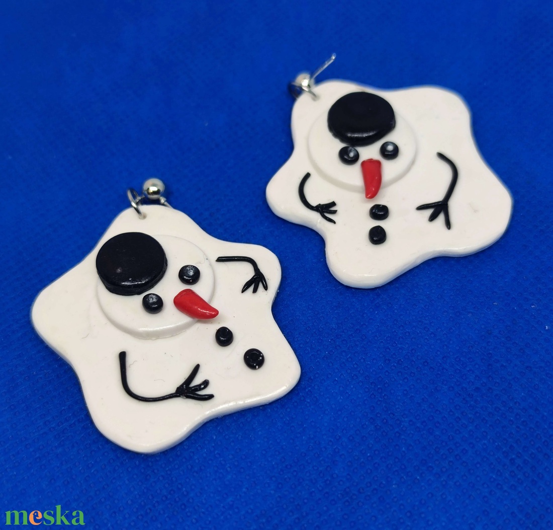 Olvadó Hóemberke fülbevaló - ékszer - fülbevaló - lógó fülbevaló - Meska.hu