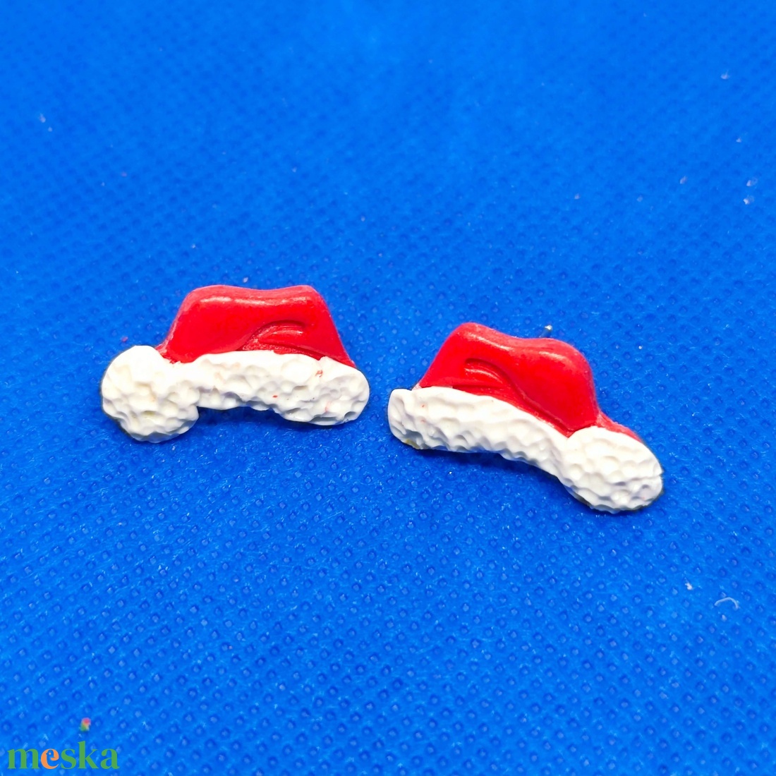 Mikulás-sapi pontfülbevaló - ékszer - fülbevaló - pötty fülbevaló - Meska.hu