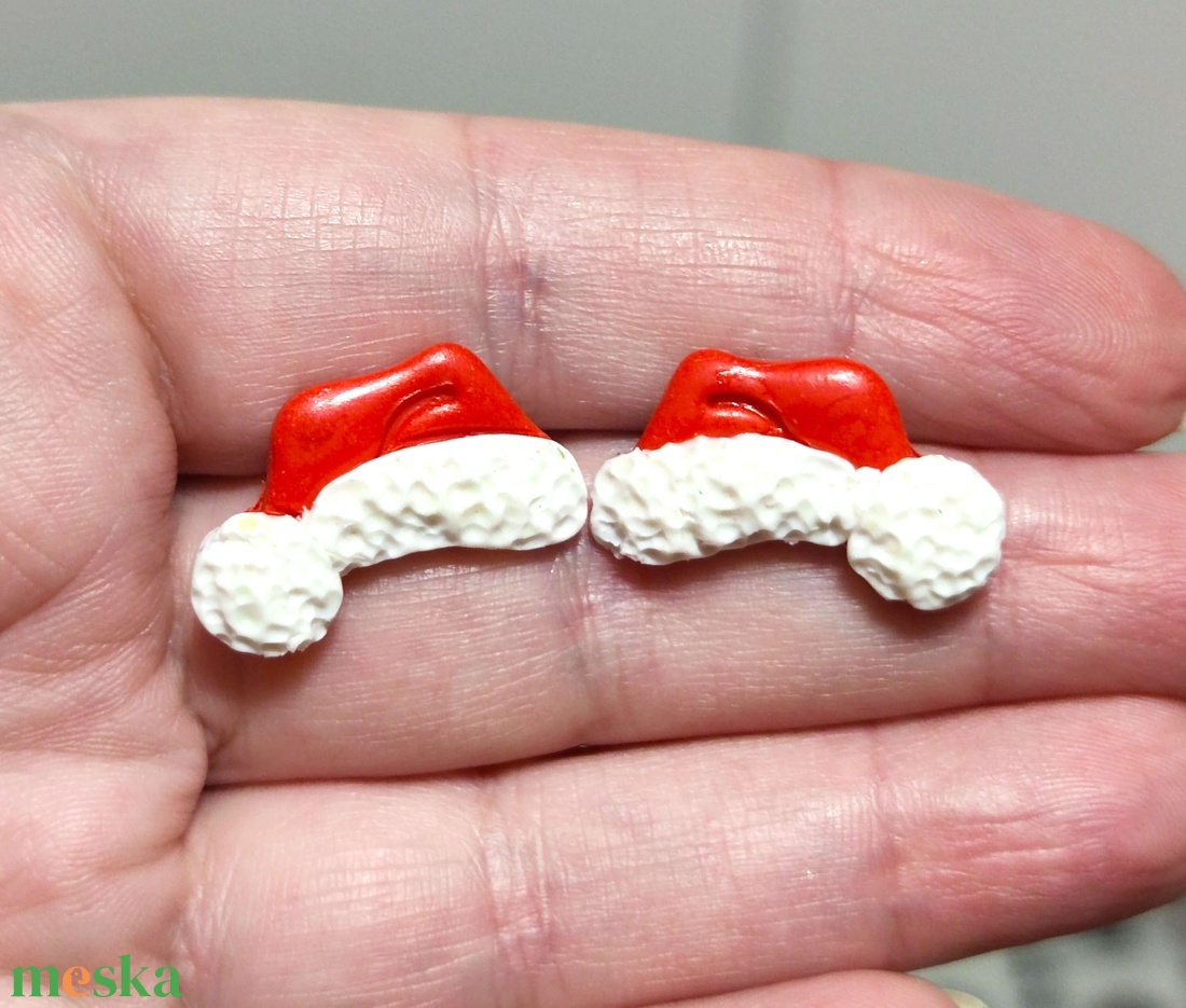 Mikulás-sapi pontfülbevaló - ékszer - fülbevaló - pötty fülbevaló - Meska.hu