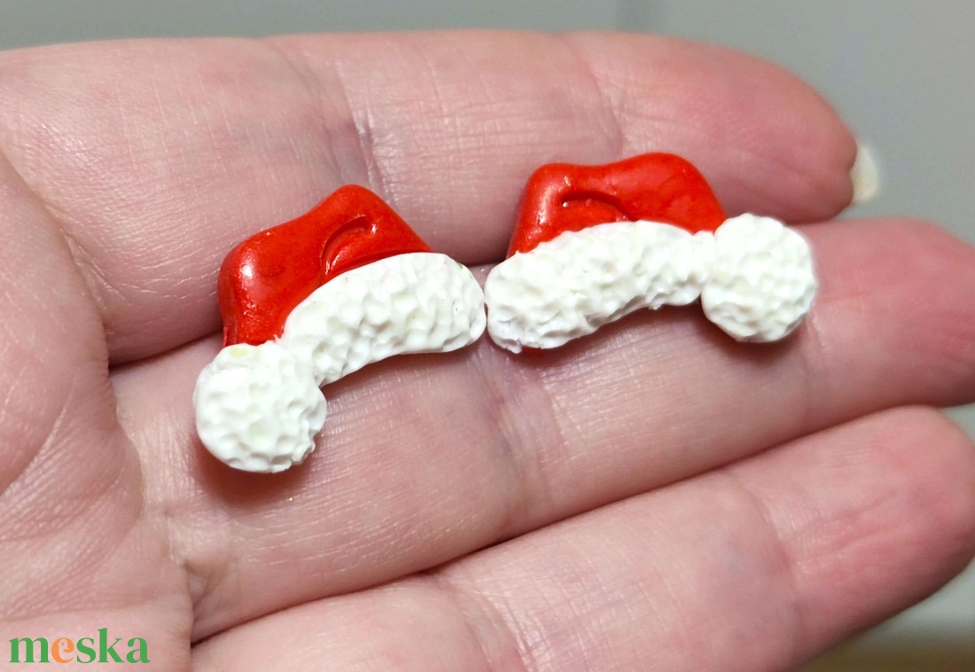 Mikulás-sapi pontfülbevaló - ékszer - fülbevaló - pötty fülbevaló - Meska.hu