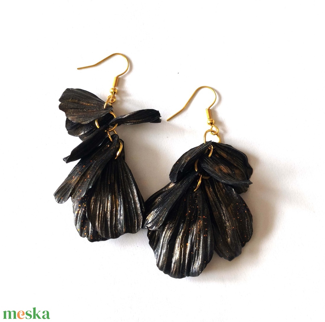 Éjfekete szirmok fülbevaló - ékszer - fülbevaló - lógó fülbevaló - Meska.hu