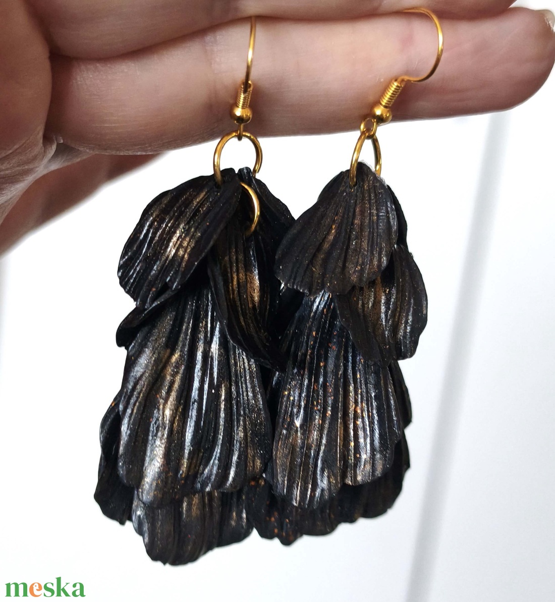 Éjfekete szirmok fülbevaló - ékszer - fülbevaló - lógó fülbevaló - Meska.hu