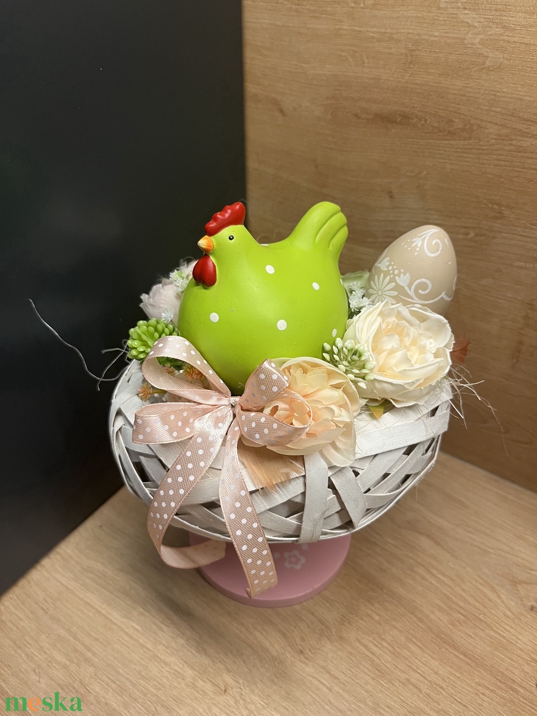 Csibés, dísz tojásos asztaldísz fonott kosárkában - otthon & életmód - dekoráció - ajtó- és ablak dekoráció - ajtódísz & kopogtató - Meska.hu
