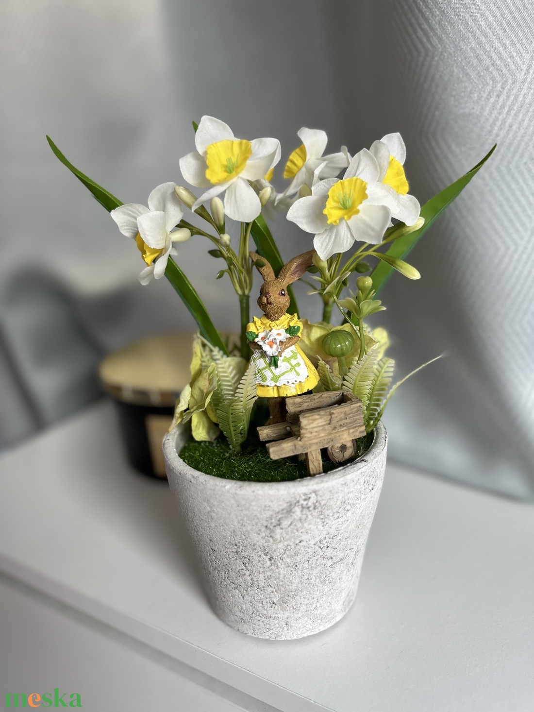 Nárciszos tavaszi nyuszis asztaldísz kőhatású kaspóban - otthon & életmód - dekoráció - asztal és polc dekoráció - asztaldísz - Meska.hu