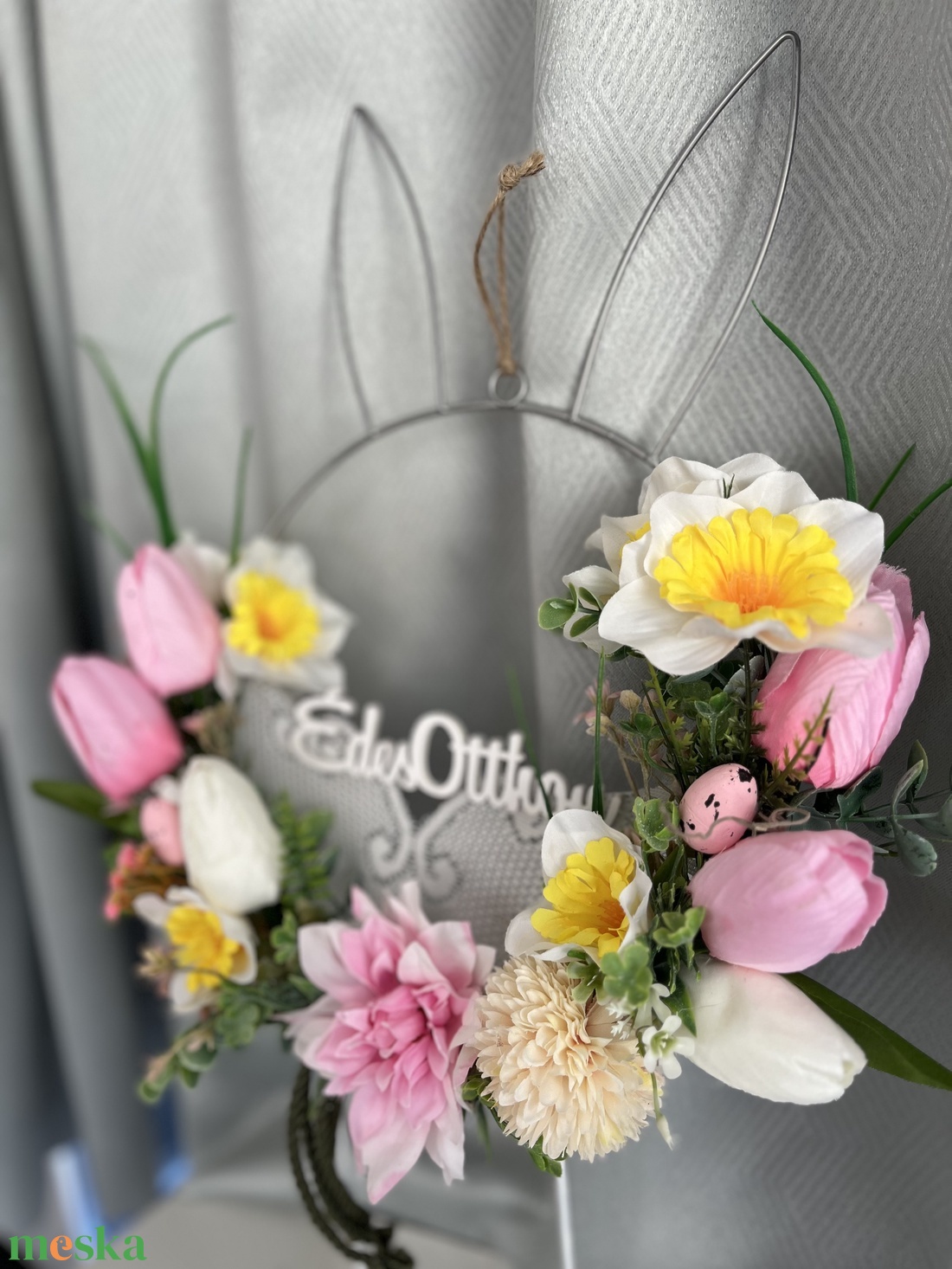 Nyuszifüles nagy kopogtató fém alapon, húsvéti tavaszi színvilág - pasztell fehér - ünnepi díszek, dekorációk - húsvéti díszek és dekorációk - húsvéti ajtódísz, kopogtató - Meska.hu