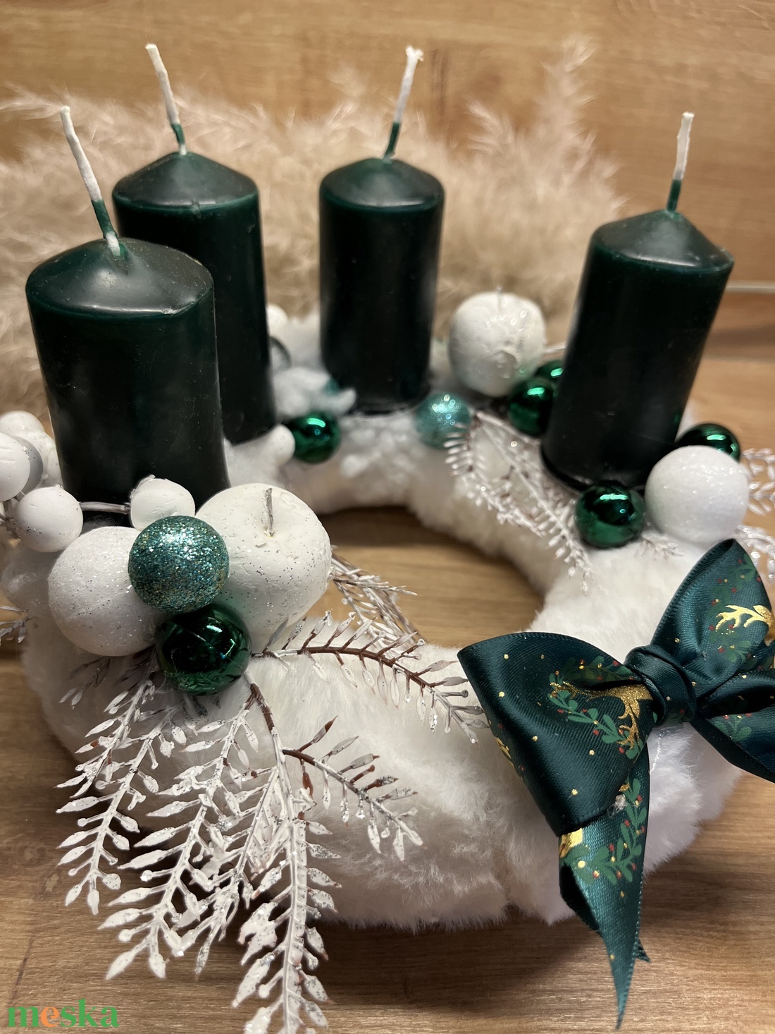Sötétzöld színvilágú adventi dísz, koszorú matt gyertyákkal - karácsony - adventi díszek - adventi gyertyadíszek és koszorúdíszek - Meska.hu