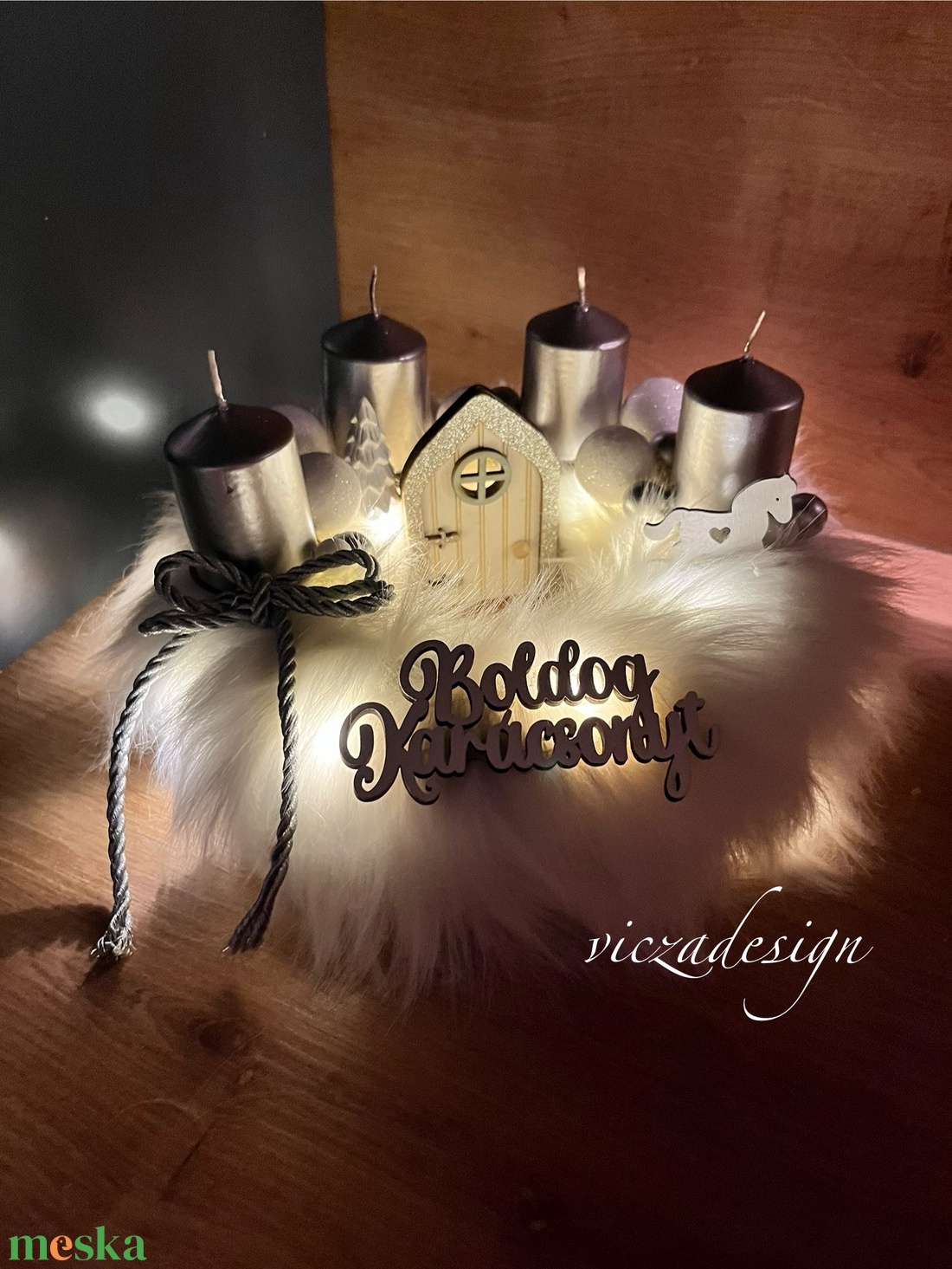 Szürke és fehér színvilágú adventi dísz, koszorú  LED szalaggal szőrme alapon - karácsony - adventi díszek - adventi gyertyadíszek és koszorúdíszek - Meska.hu