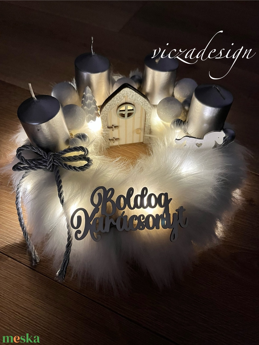 Szürke és fehér színvilágú adventi dísz, koszorú  LED szalaggal szőrme alapon - karácsony - adventi díszek - adventi gyertyadíszek és koszorúdíszek - Meska.hu