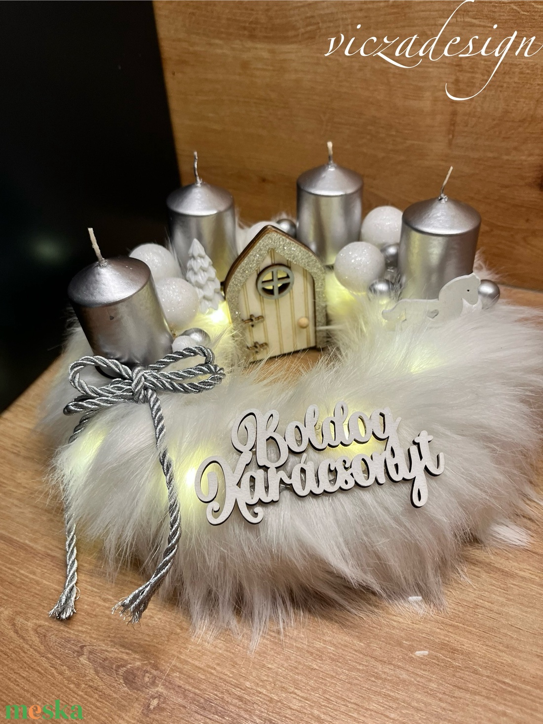 Szürke és fehér színvilágú adventi dísz, koszorú  LED szalaggal szőrme alapon - karácsony - adventi díszek - adventi gyertyadíszek és koszorúdíszek - Meska.hu