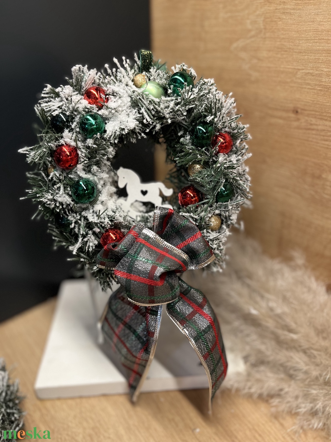 Hintalovas, téli kisebb havas kopogtató, gömbökkel - karácsony - karácsonyi lakásdekoráció - karácsonyi ajtódíszek - Meska.hu