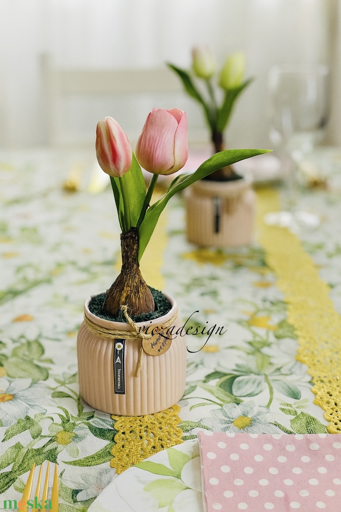 Élethű gumi tulipán bordázott kerámia kaspóban, rózsaszínben - otthon & életmód - virágdekoráció - virágdíszek - virágdísz kaspóban - Meska.hu