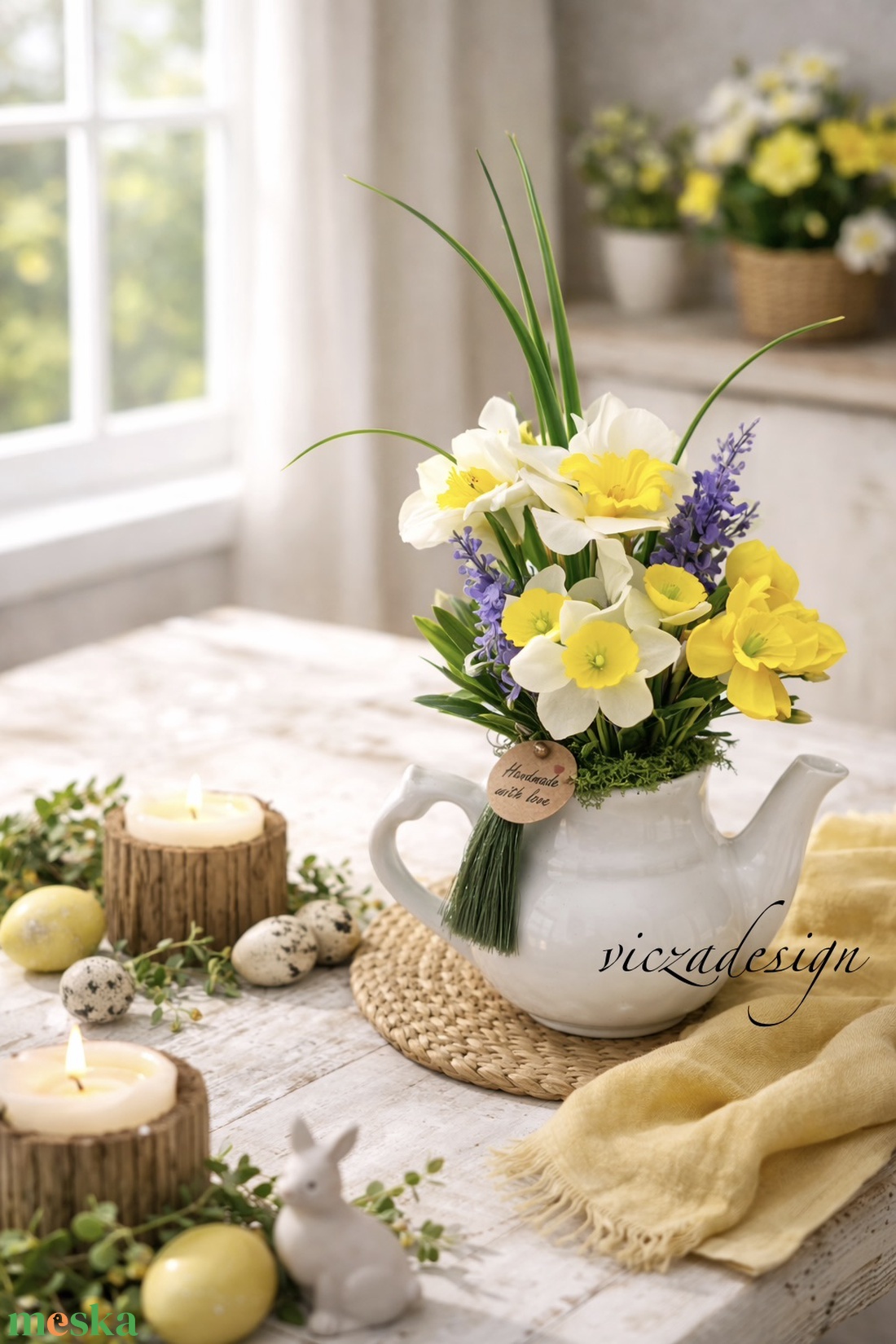 Nárciszos tavaszi kancsós asztaldísz kerámia kaspóban - otthon & életmód - dekoráció - asztal és polc dekoráció - asztaldísz - Meska.hu