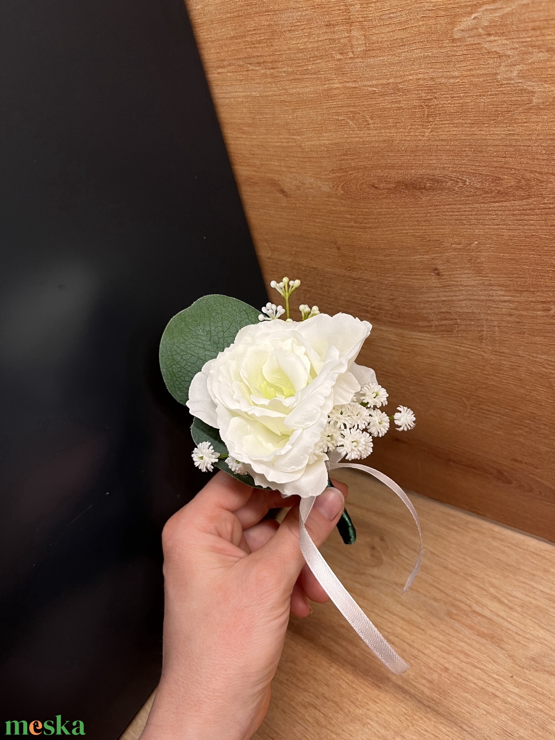 Vőlegény kitűző, fehér liziantusz - esküvő - kiegészítők - kitűző - Meska.hu