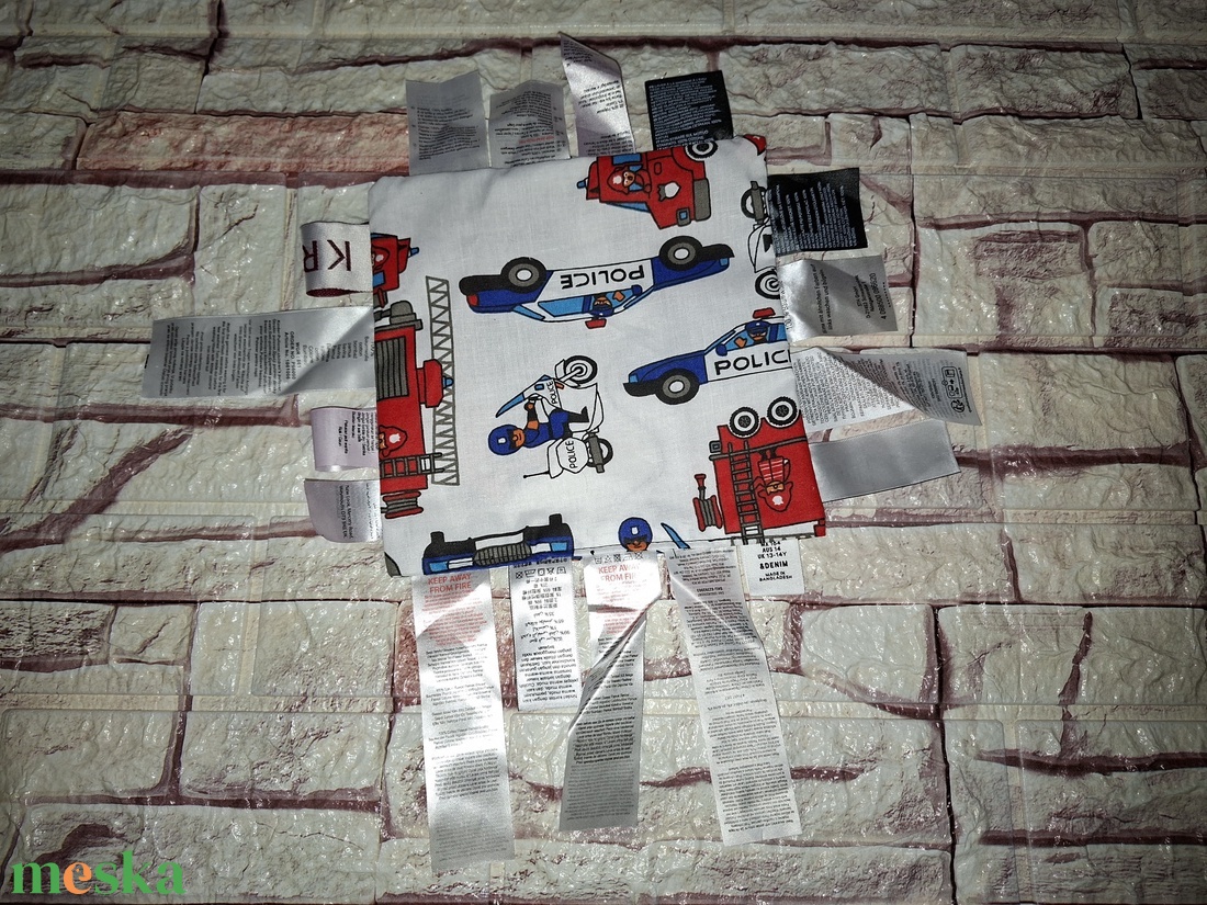 Tűzoltós/rendőrös címkerongyi, rongyikendő - baba - mama - baba játékok - szundikendő, alvóka - Meska.hu