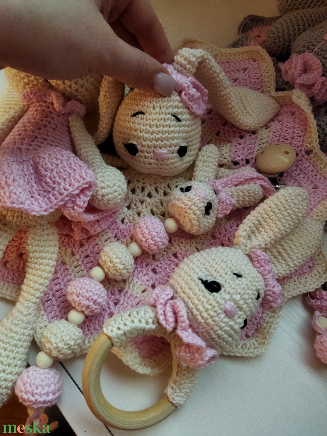 Horgolt nyuszis szett  - játék & sport - plüssállat & játékfigura - nyuszi - Meska.hu