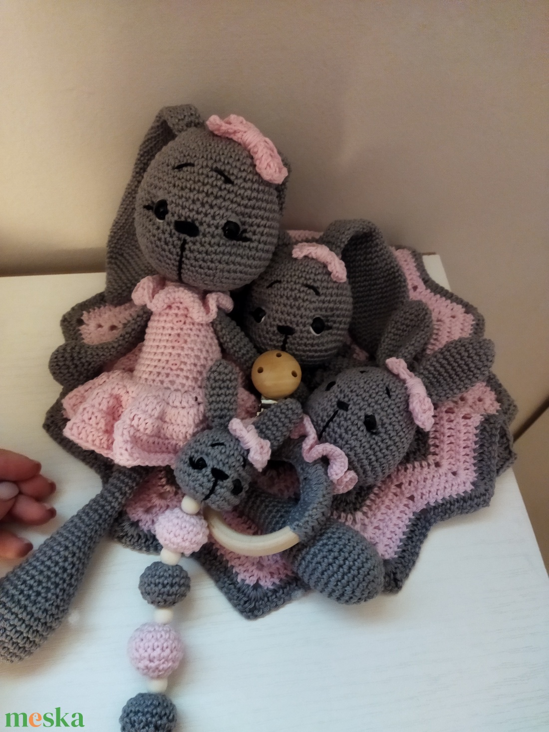 Horgolt nyuszis szett  - játék & sport - plüssállat & játékfigura - nyuszi - Meska.hu