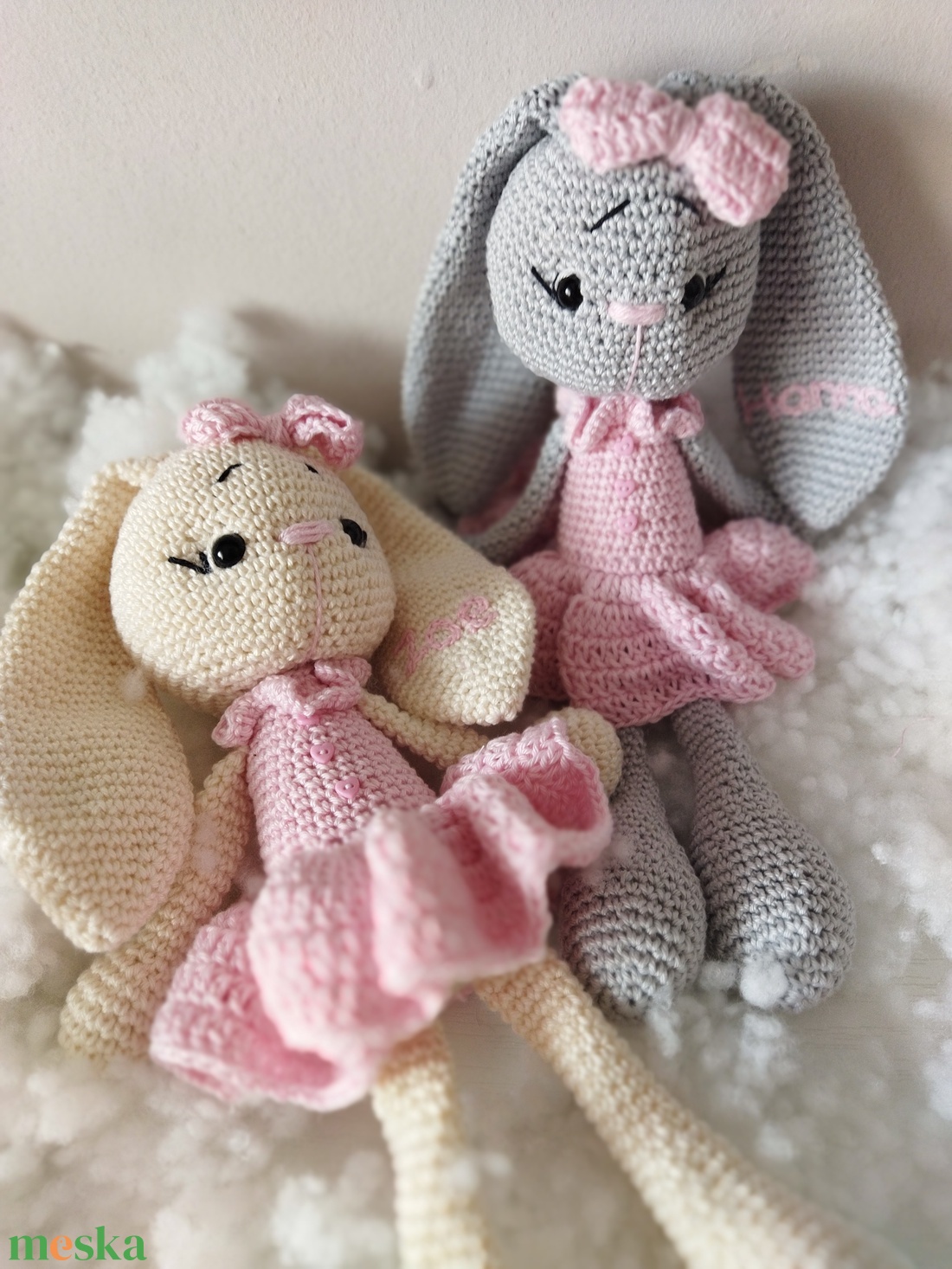 Hosszú fülű horgolt nyuszi, fülén hímzett névvel - játék & sport - plüssállat & játékfigura - nyuszi - Meska.hu